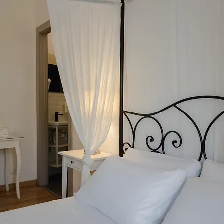 Elegance Bed and Breakfast *